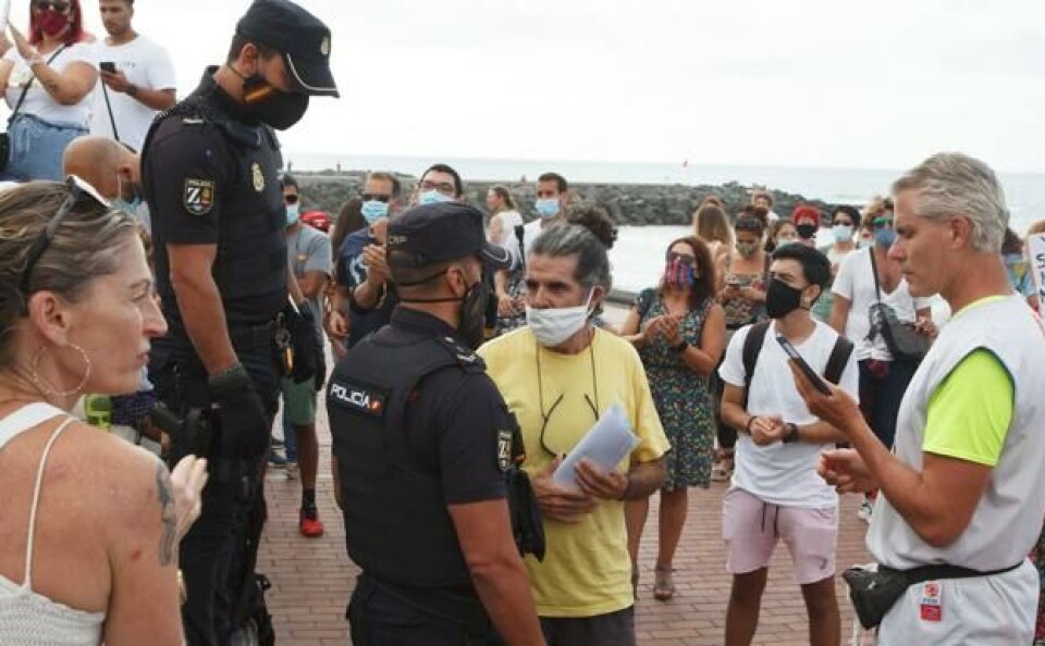 PROTESTER I LAS PALMAS: Rundt hundre personer samlet seg i Las Palmas på søndag for å demonstrere mot strenge coronatiltak.