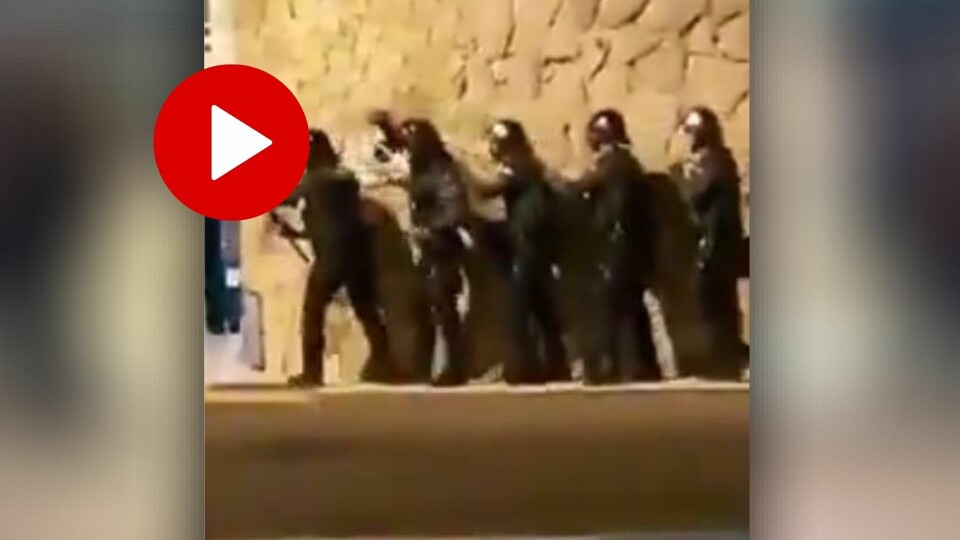 OPPRØRSUTSTYR: Guardia Civil rykket ut til Porto Bello-hotellet med skjold og hjelp. Det ble gjort store ødeleggelser på hotellet.