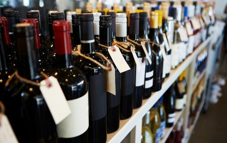 Kvinnene er mistenkt for å ha stjålet vin for minst 1200 euro fra butikker. Illustrasjon: Envato Elements
