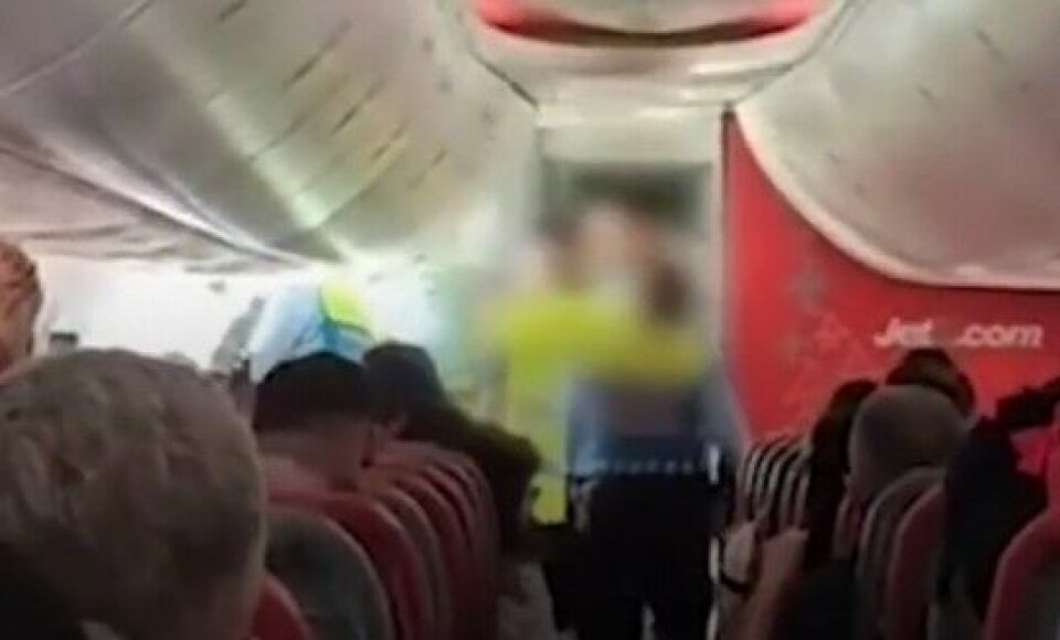 Her blir mannen ført av flyet av portugisisk politi.
