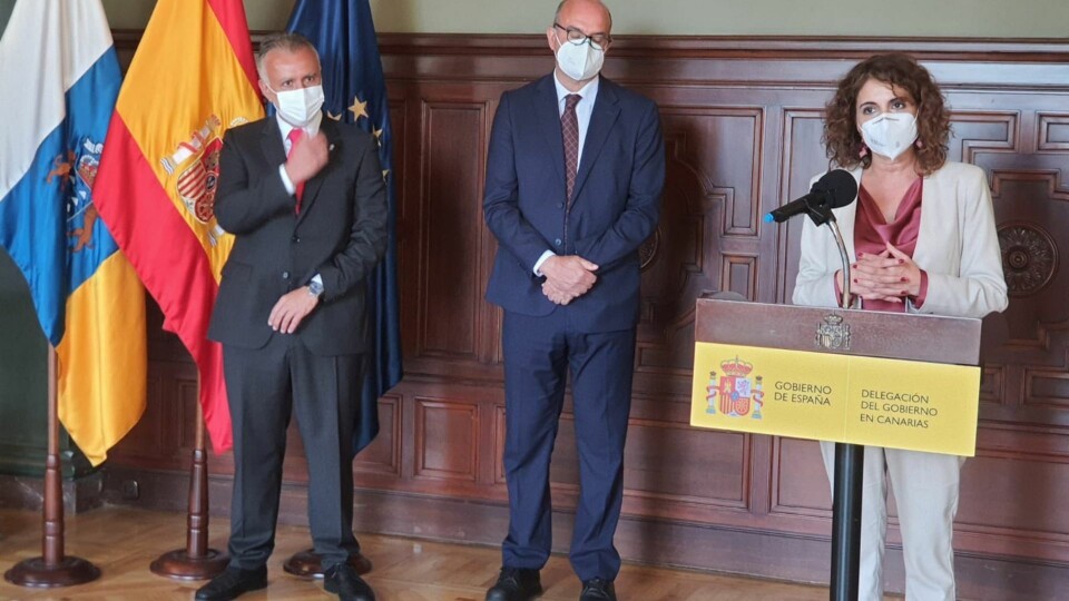 Spanias finansminister María Jesús Montero møtte pressen med Kanariøyenes president Ángel Víctor Torres og regjeringsdelegat Anselmo Pestana. Foto: Gobierno de Canarias