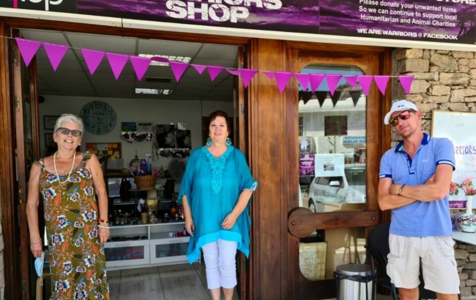 Rigmor (i midten) og de andre frivillige viser oss rundt i butikken. Foto: Canariavisen