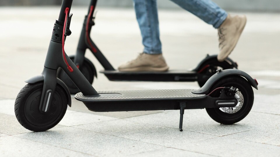 Nå kan du bli tatt for fyllekjøring på elektrisk scooter, og du får ikke lov til å bruke den på fortauet. Illustrasjon: Envato Elements