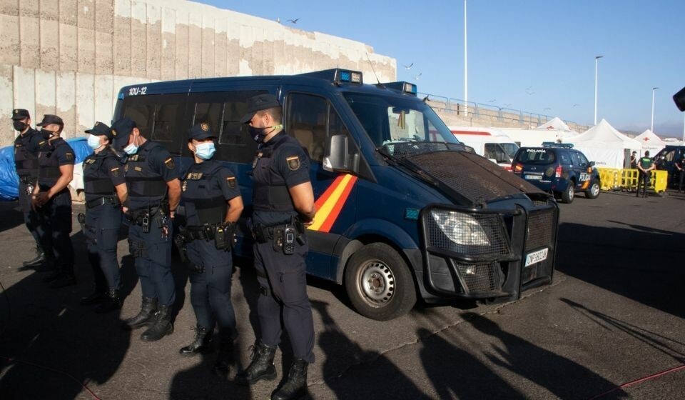 TUNGT BEVÆPNET: Nasjonalt politi stod for vaktholdet i Arguineguín-leiren da Spanias inkluderings, sosial og innvandringsminister kom på inspeksjon. Foto: Bård Ove Myhr