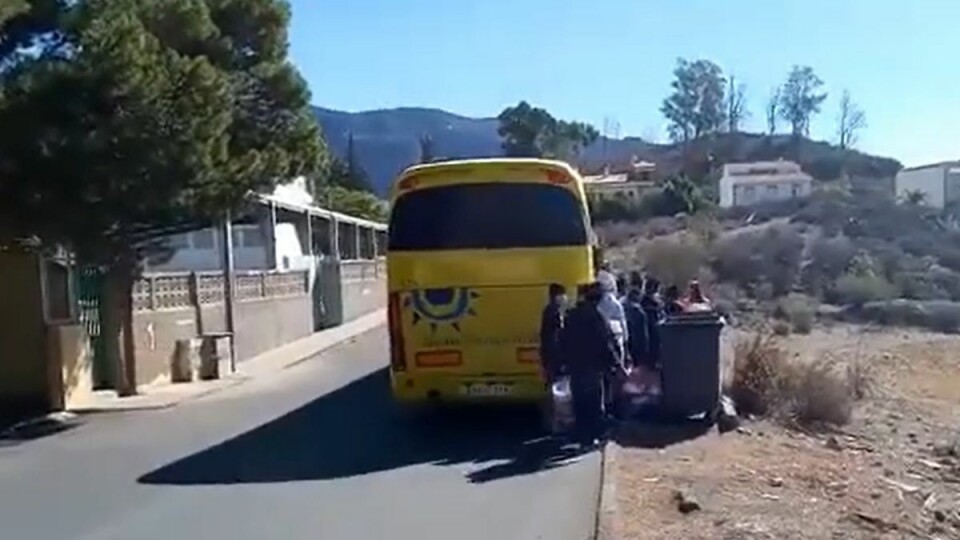 Flyktningene settes her på en buss for å sendes videre til andre mottak på øya. Skjermpdump: Video fra Canarias Ahora