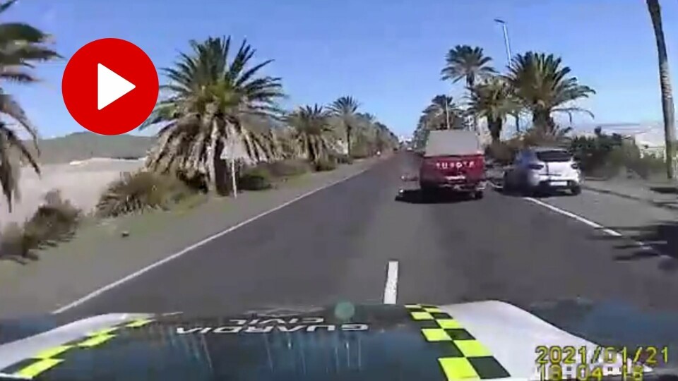 HØY HASTIGHET: Bilen kjørte i høy hastighet både på motorveien og i tettbebygde strøk. Selve biljakten starter ca. 1 minutt ut i videoen.