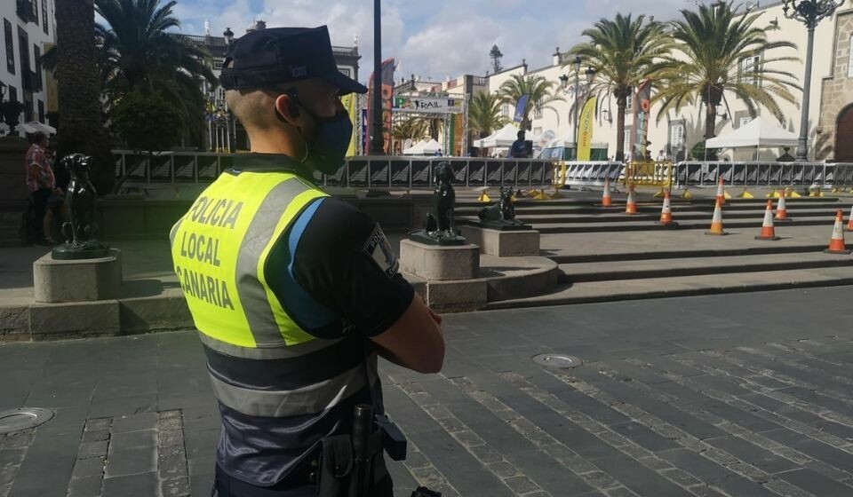 Policia Local i Las Palmas er stadig ute for å patruljere gatene. De er på jakt etter de som bryter smittevernreglene. Foto: Policia Local