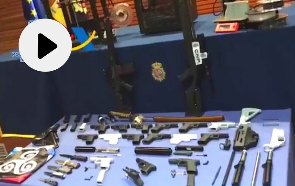 VIDEO: Her slår politiet til mot verksted som hadde en rekke våpen, eksplosiver og terrormanualer.