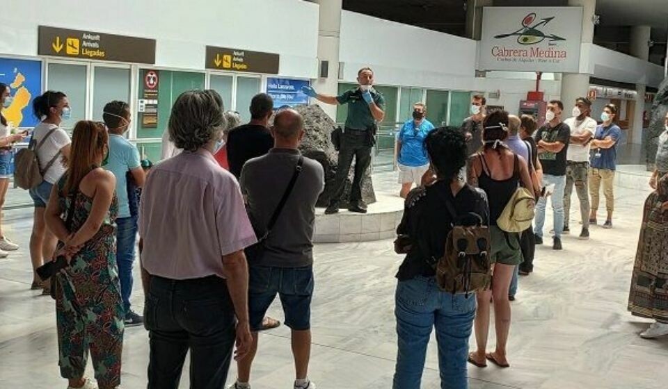 En agent fra Guardia Civil instruerer passasjerene etter ankomst. Foto: Privat