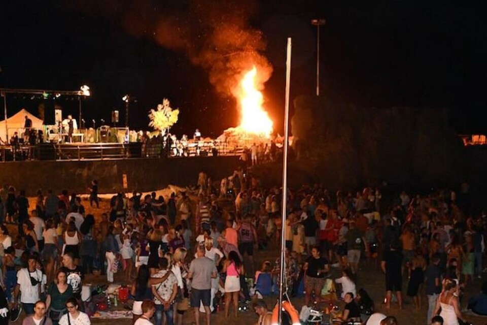 Arkivfoto av Sankthansbål i Mogán.