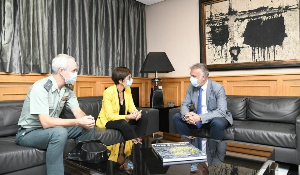 Her møter Kanariøyenes president generaldirektøren for Guardia Civil, María Gámez. Foto: Gobierno de Canarias