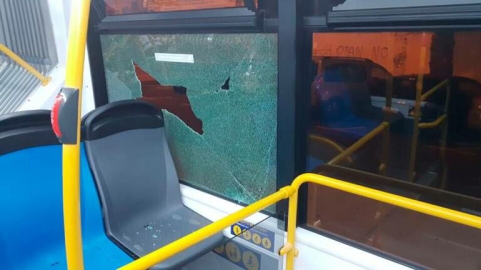 VANDALISME: Ungdom har ved flere anledninger kastet stein mot bybussene i Las Palmas. Foto: Guaguas Municipales