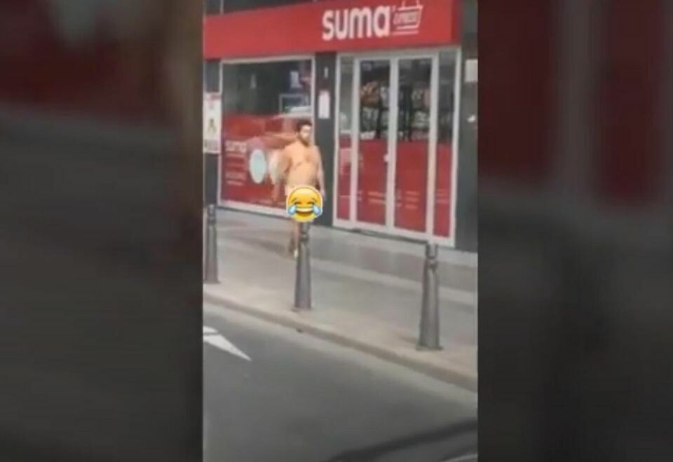 Gikk i bare messingen gjennom gate i Las Palmas