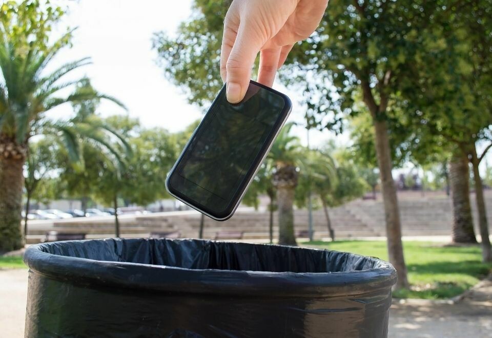 MILJØKRIMINALITET: Kaster du telefonen i søpla? Foto: Cunaplus © 123RF.com