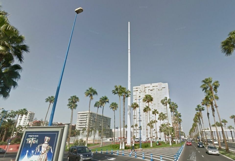 Den forvokste flaggstangen har kostet skattebetalerne 1 million euro. Nå er den borte. Foto: Google Streetview