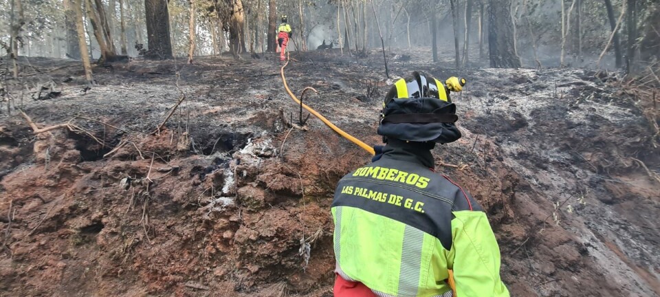 Etter nesten en uke er energien tynnslitt hos brannmannskapene. Foto: Bomberos de Las Palmas