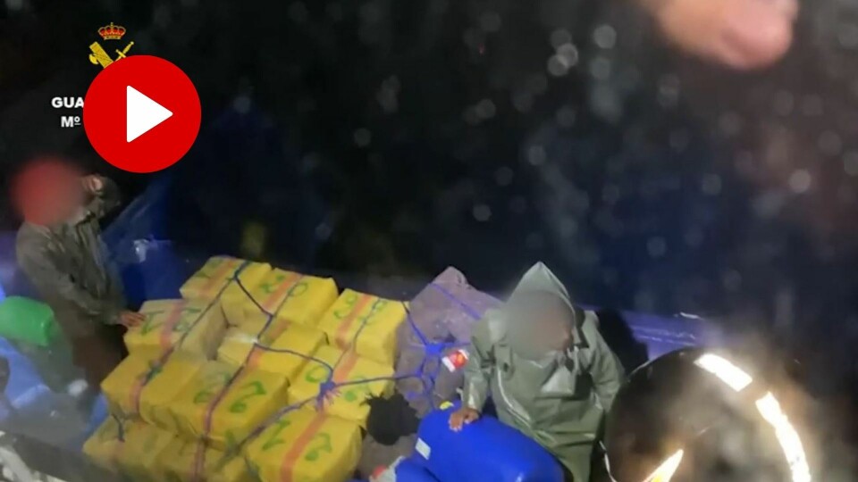 AKSJONERTE TIL HAVS: Guardia Civil rykket ut ved kysten for å innhente båten. Se aksjonen i videoen over.