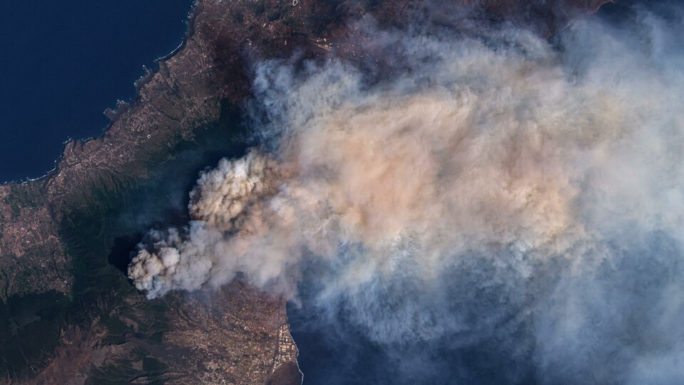 Den massive røyksøylen sett fra Landsat9-satelitten i verdensrommet. Foto: Sentinel/Copernicus