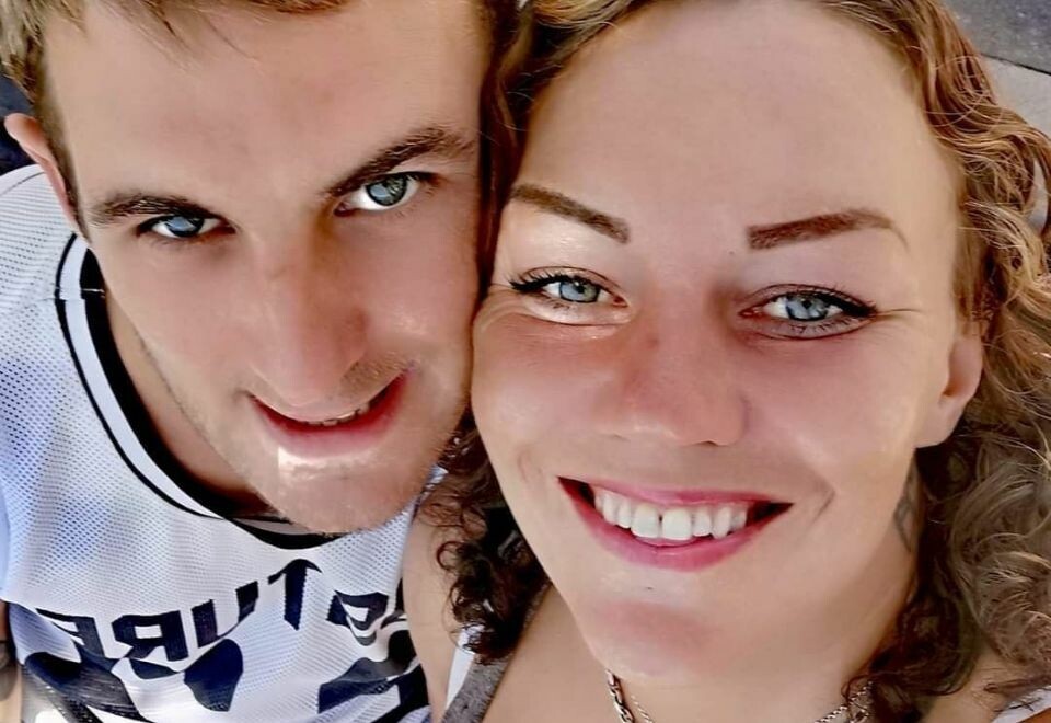Norske Carina (35) og Patrick (28) før ulykken som skulle forandre alt. Tilstanden er fremdeles kritisk for Carina som er innlagt på Insular-sykehuset på Gran Canaria. Foto: Privat