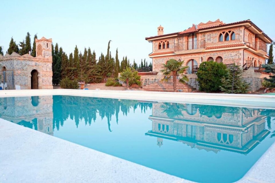 Bassenget jenta druknet i, tilhørende Puebla de Almenara i Cuenca (Castilla-La Mancha). Foto: Booking.com