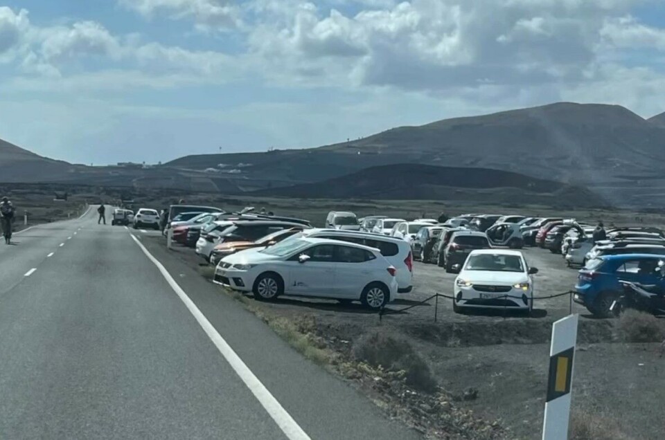 BILKAOS: Mange biler og mye søppel – slik beskrives situasjonen av lokale aktivister som vil ha slutt på masseturismen. Foto: Skjermdump, El_Rebenke/Instagram