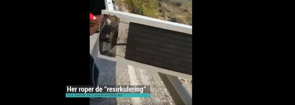 Her kaster de et kjøleskap ut i naturen mens de roper «resirkulering»
