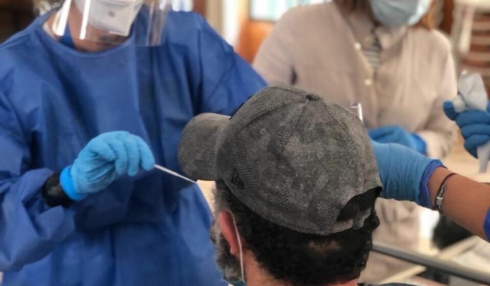 En PCR-prøve blir tatt på et testsenter på Kanariøyene. Foto: Sanidad Gobcan