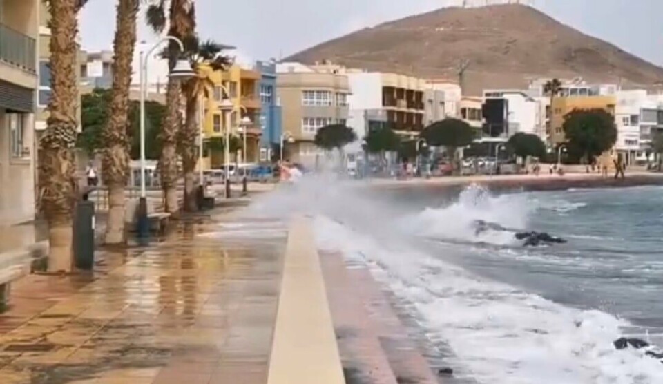 Her slår bølgene inn på fortauet