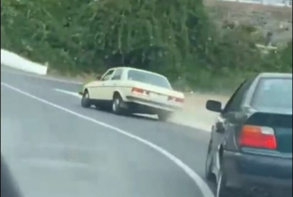 Her kjører bilen på tre hjul: – Galskap