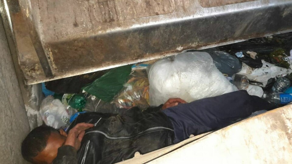 Den hjemløse mannen skal ha sovet i en søppelcontainer, og havnet dermed i søppelbilen når denne ble tømt.