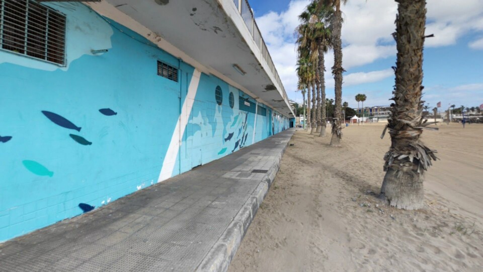 Migrantene okkuperte offentlige lokaler langs Alcaravaneras-stranden etter at de ble satt på gata i februar 2020. Foto: Google Maps