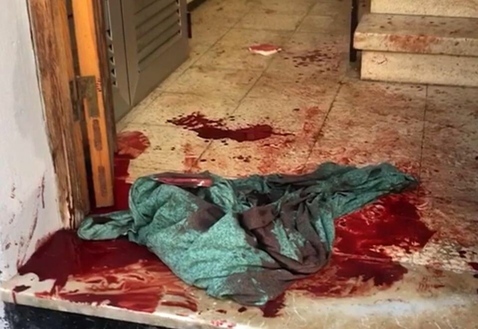 Den grove volden foregikk ved inngangen til offerets leilighet. Foto: Policia Nacional