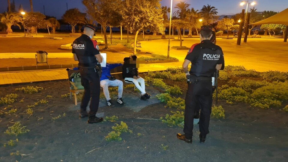 Foto: Policia Canaria håndhever smitteverntiltak på Lanzarote. Foto: Policia Canaria