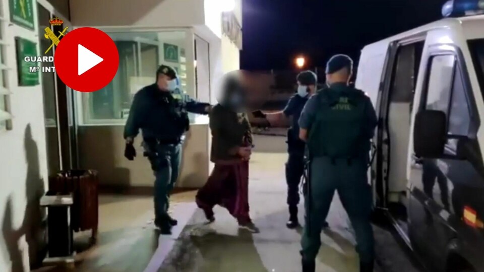 LITE SAMARBEIDSVILLIGE: Da politiet skulle stoppe festen ble det kastet stein, satt opp barrikader og betjentene ble utskjelt.