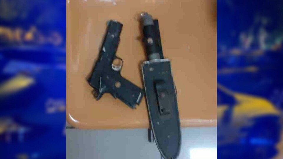 Mannen hadde en softgun og en kniv. Foto: Policia Local