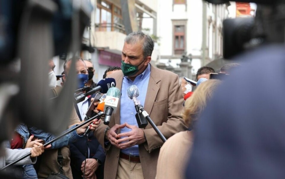 Javier Ortega Smith samlet rundt 50 støttespillere og brøt dermed coronareglene for å holde en pressekonferanse i Las Palmas. Foto: @Ortega_Smith