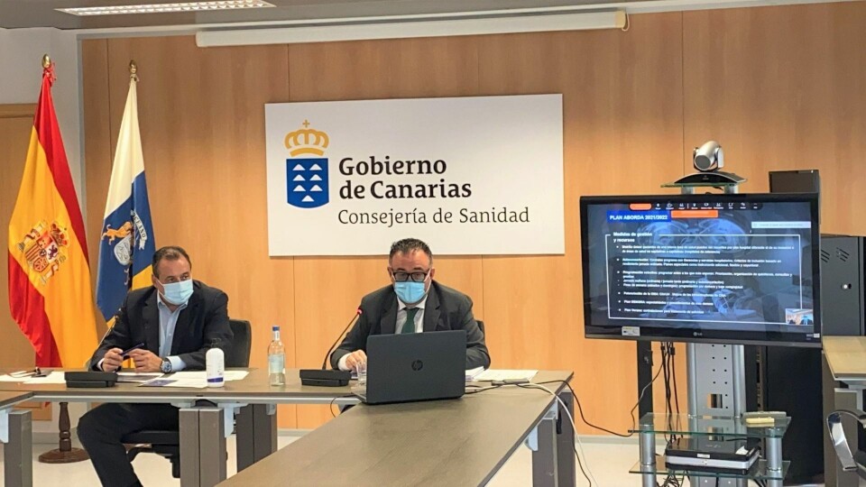 Helseministeren på Kanariøyene, Blas Trujillo og direktøren i den kanariske helsetjenesten, Contrado Domínguez, la frem 'Plan Abordo' på onsdag. Foto: Sanidad Gobcan