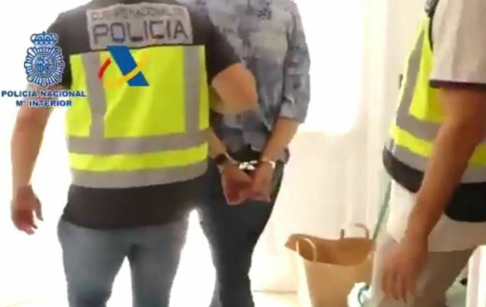 VIDEO: Her går politiet til aksjon mot mannen som produserte ulovlige våpen med 3D-printer på Tenerife.