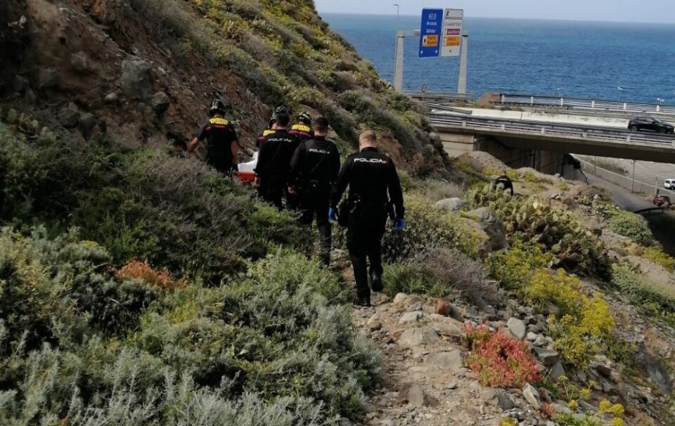 Den døde mannen ble funnet i en hule i El Rincón-området i Las Palmas. Han skal ha bodd i hulen. Foto: Bomberos Las Palmas