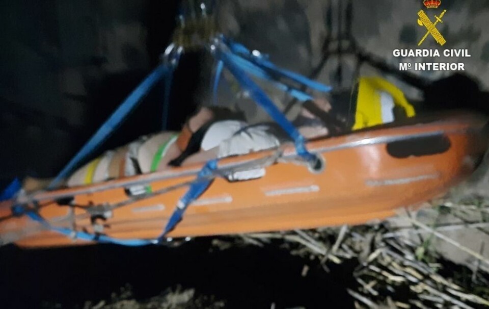 Her hentes kvinnen ut etter ni timer i stekende varme med brukket ben. Foto: Guardia Civil
