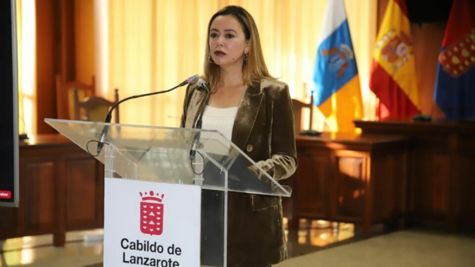 President María Dolores Corujo i øyrådet på Lanzarote er bekymret for smitteutviklingen, og kunngjorde i dag nye tiltak for å begrense spredningen. Foto: Cabildo de Lanzarote