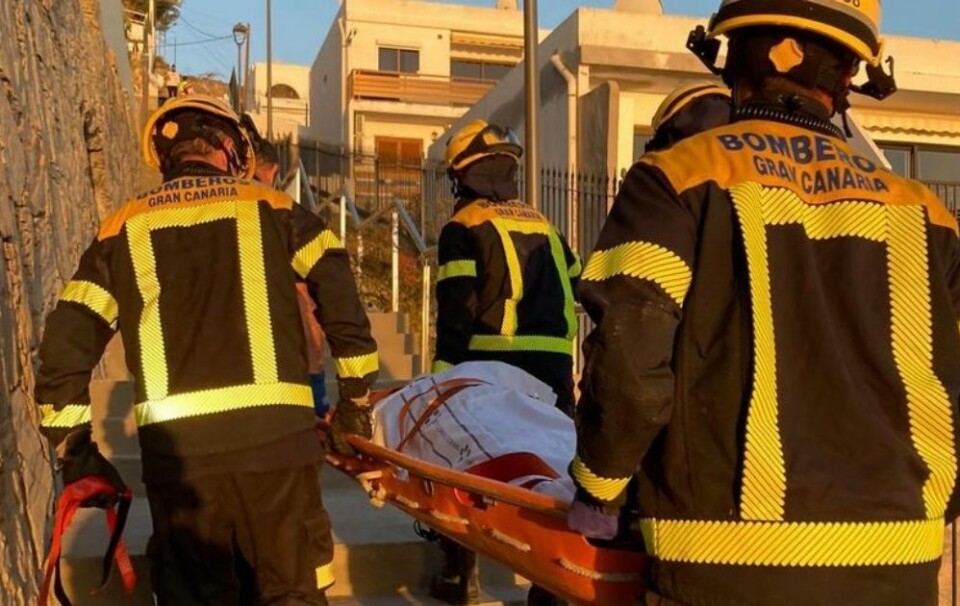Mannen ble stabilisert av brannvesenet og evakuert med ambulanse til Insular-sykehuset. Foto: Bomberos