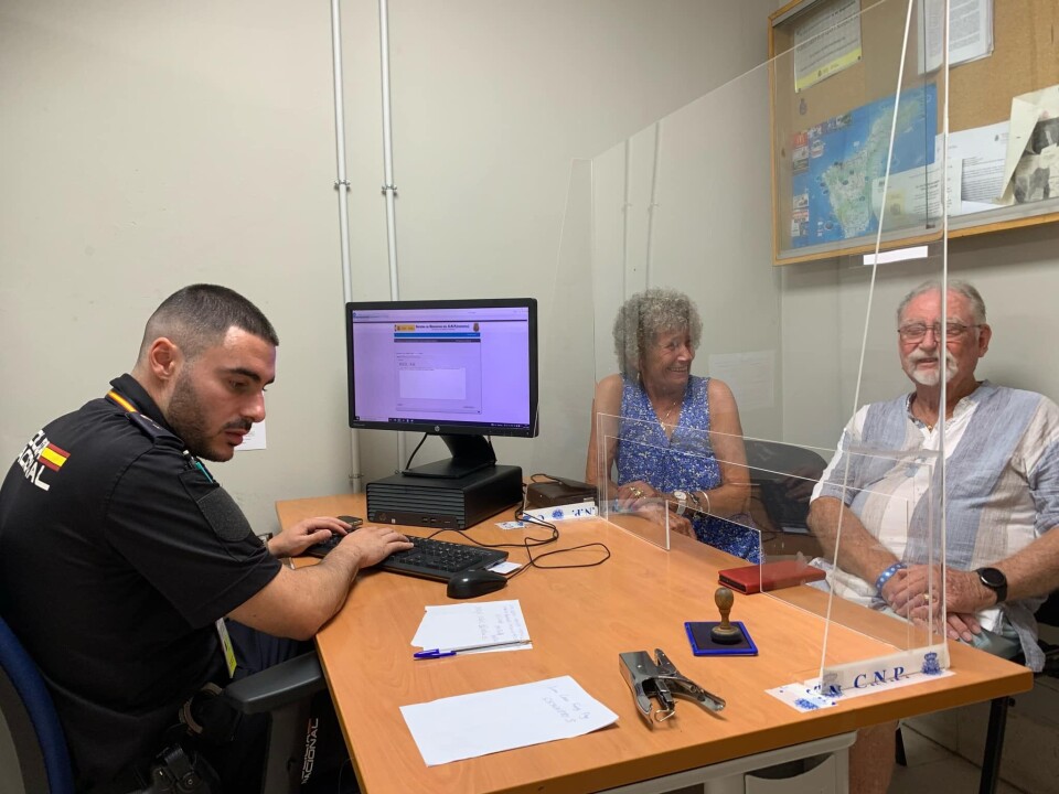 Paret hos Policía Nacional for å anmelde ranet. Foto: Sjømannskirken på Tenerife