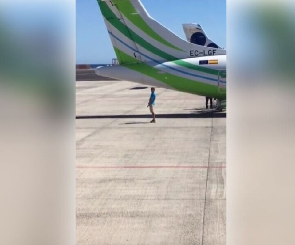 Mann forsøkte å urinere på rullebanen på Lanzarote flyplass - se video