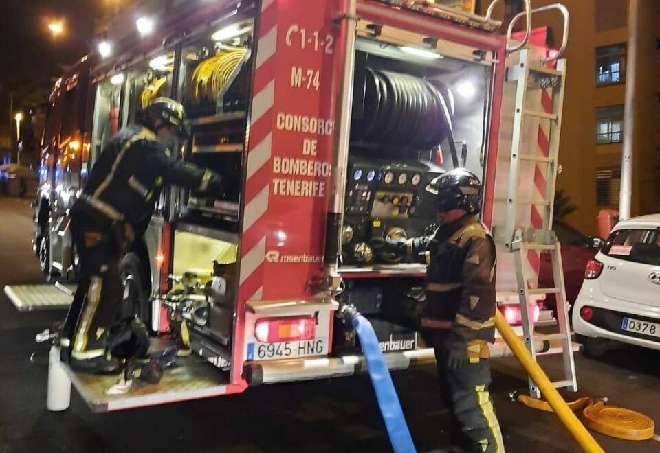 19 skadde etter brann i boligblokk på Tenerife