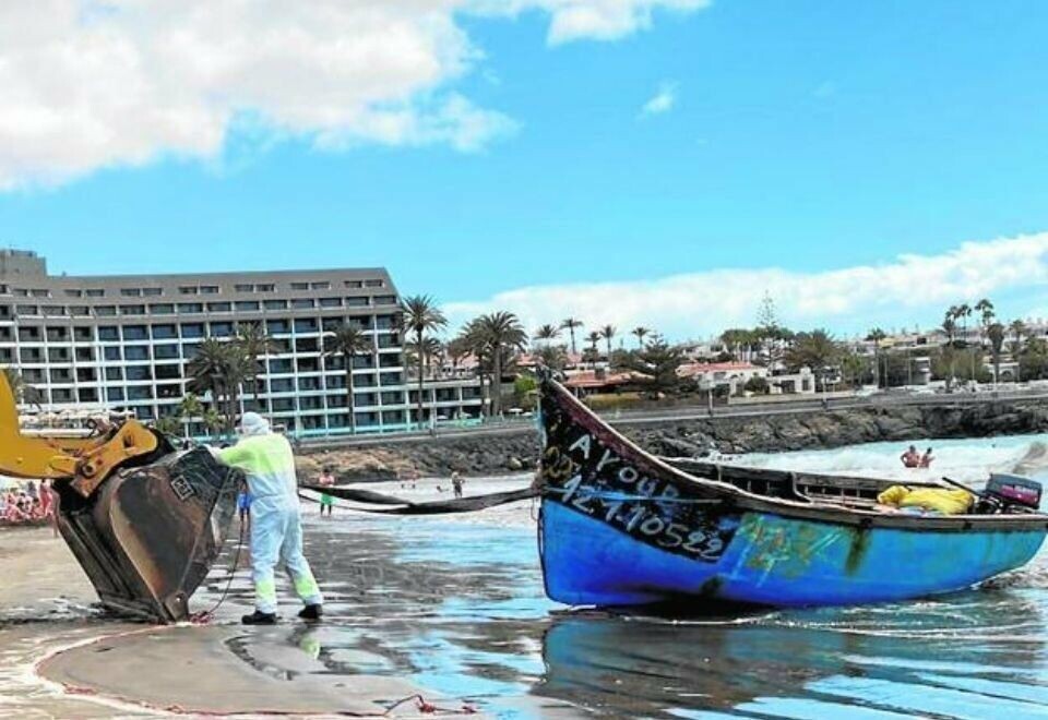 STAKK FRA STEDET: Fire flyktninger som ankom Gran Canaria tidlig mandag morgen ble funnet igjen på en bensinstasjon i Playa del Inglés. Foto: Policia Local