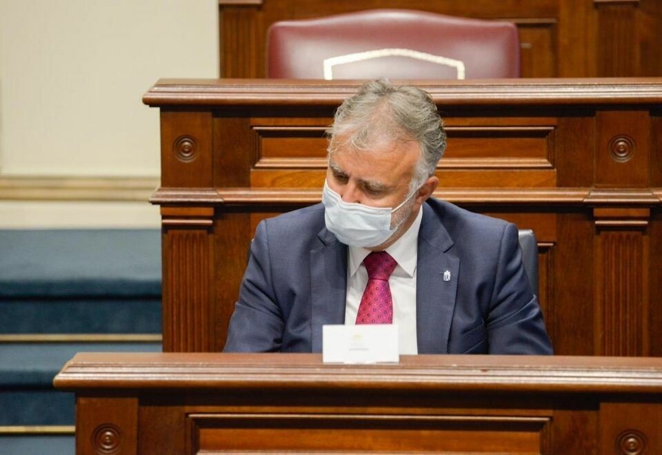STRENGERE TILTAK PÅ BORDET: Kanariøyenes president, Ángel Víctor Torres, vurderer om strengere tiltak må på bordet dersom de ikke får begrenset smittespredningen. Foto: Gobierno de Canarias