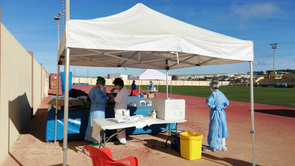 Et utendørs testsenter på Fuerteventura. Foto: Sanidad GobCan