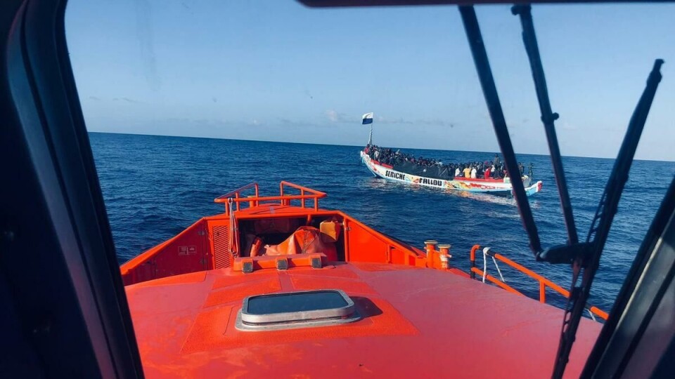 ARKIVFOTO: Sjøredningstjenesten kommer frem til en migrantbåt utenfor Kanariøyene. Foto: Salvamento Maritimo