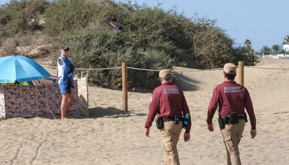 FØLGER MED: Miljøagenter patruljerer sanddynene i Maspalomas.